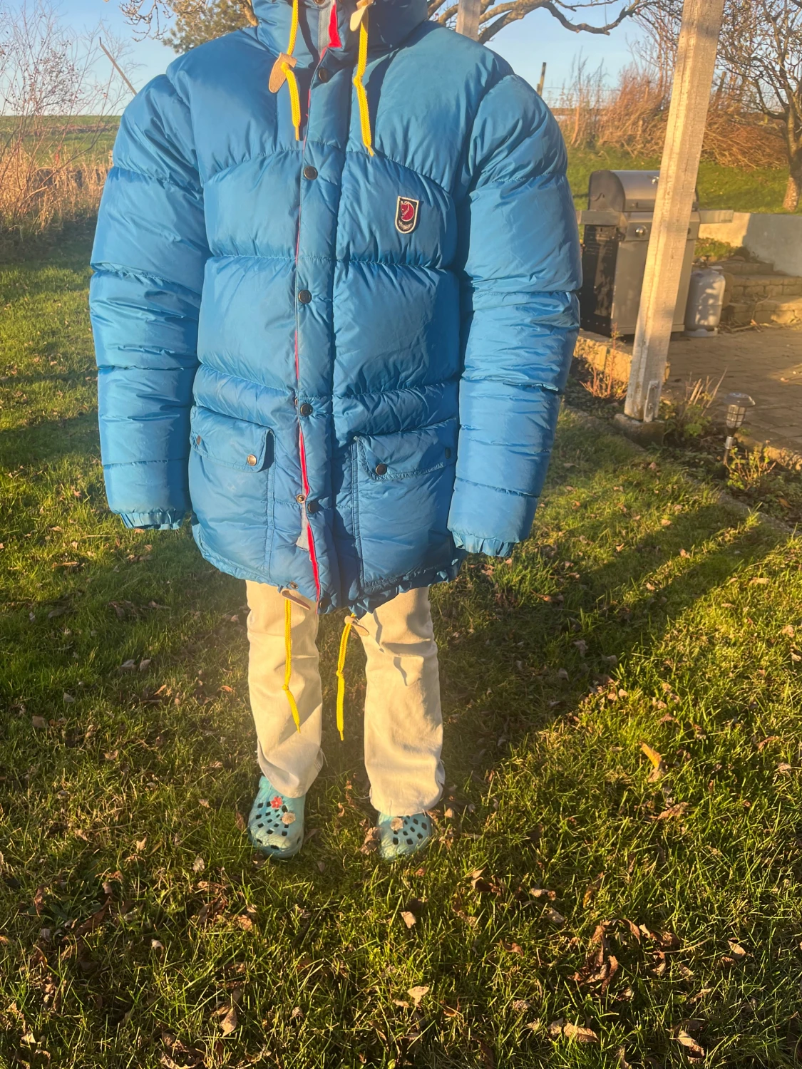 Blå dunjacka från Fjällräven med huva