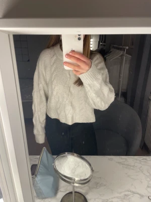 Vit stickad tröja  - Säljer min vita stickade tröja från Gina Tricot då jag inte längre använder den.