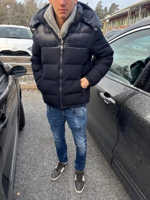 Ralph luren vinterjacka  - Säljer nu denna Ralph Lauren limetid edt jacka som kostar 7000 nypris! Säljer för 3700. Storlek S passar på dig som är 175-180. Marinblå färg dessutom som är enormt eftertraktad. Pris kan diskuteras vid snabb affär men eftersom nypris ligger på 7000 vill jag gärna ha något runt 3700. Tveka inte att ställa frågor! 