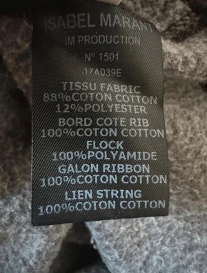 Svart hoodie Isabel Marant Étoile - Svart hoodie från Isabel Marant Étoile med stor logga framtill. Oversized passform, huva med snörning, känguruficka och långa ärmar. Perfekt för chill dagar. Snygg och enkel design som är både bekväm och trendig