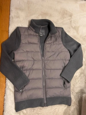 Grå cardigan  - Riktigt schyst cardigan från Leon Marcel. Size S passar 184, 67kg. Använd 1-3 gånger så cond 9/10. Nypris 1500. Tveka inte att skriva om ni har frågor