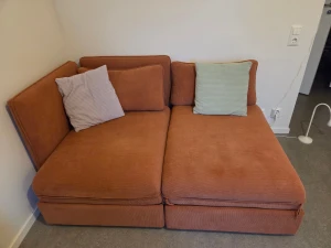 IKEA Vallentuna bädd fåtöljer 2 st nyskick Stockholm  - Säljer en modulsoffa från Ikea med uttagbar bädd på båda.   flexibel och kan anpassas efter utrymme.            Bägge fåtöljer har ett ryggstöd och en utdragbar säng under.  Tyget är orange manchester från bemz som säljer tyg för Ikea soffor. Tyget ingår men vill man ha en annan färg så kan man beställa från bemz hemsida. De har en uppsjö av färger och material.   Modellen heter Vallentuna bäddfåtölj
