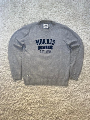 Grå Morris tröja - Skick 7,5/10, lite smutsig krage. Storlek S vilket passar 168-176cm. Gåva ingår vid köp!