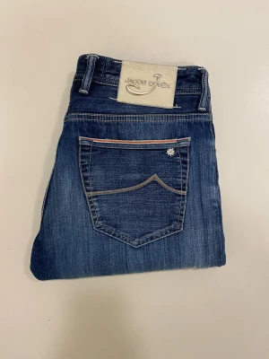 Jacob cohen jeans limited edition 688 - Jacob cohen jeans limited edition 190/406 //  Mycket bra skick //  Modell 688 //  Storlek 33 //  Mått  Längd 101cm  Midja 41cm  Innerben längd 75cm  Lårvidd 28cm  Benöppning 16cm  Skriv vid minsta fråga eller fundering💯🤝 