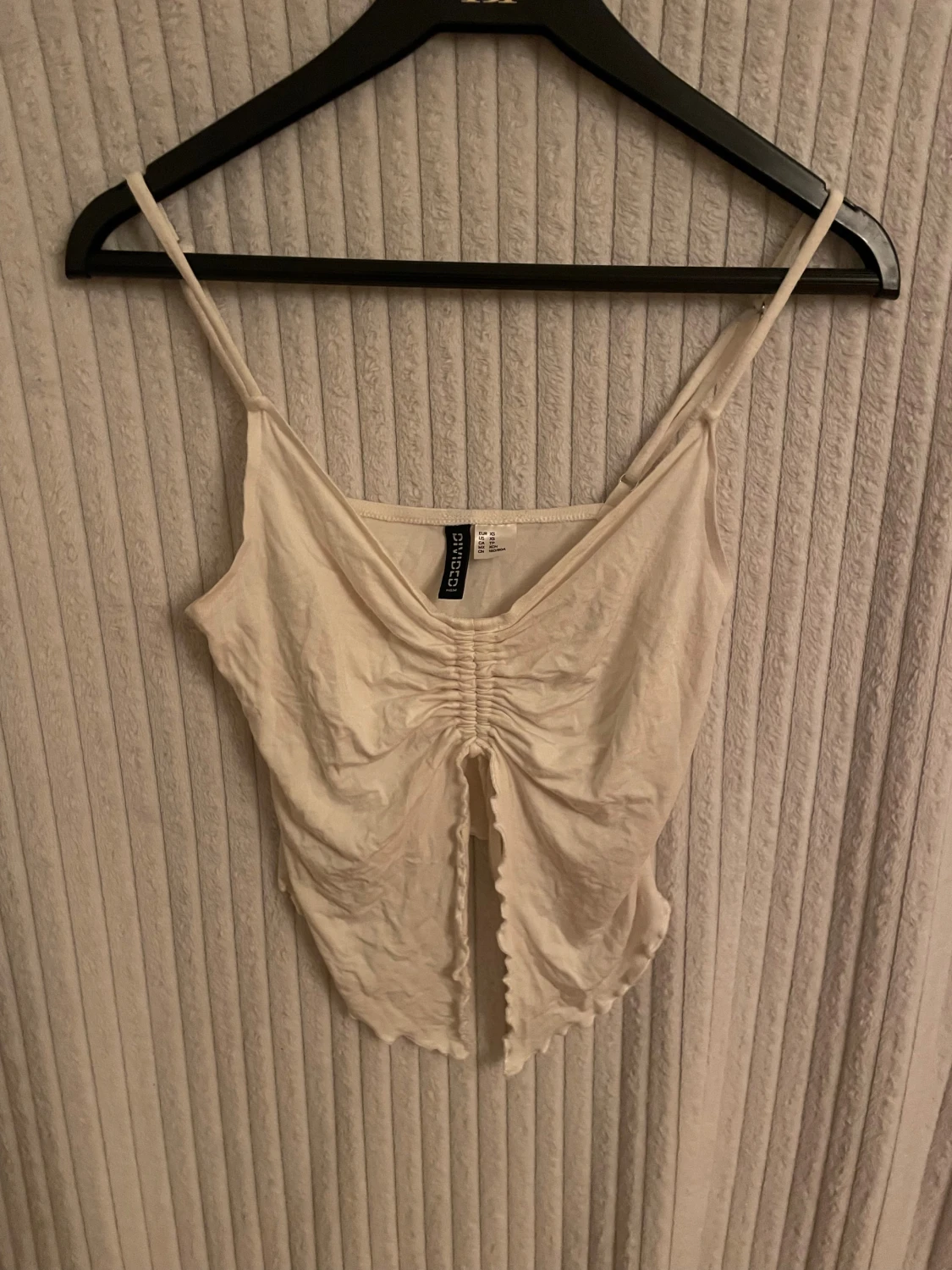 Vit linnetopp med snörning