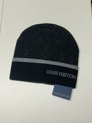 Lv Mössa - Säljer en helt ny mössa oanvänd, storlek One Size. Fraktar snabbt inom 24h efter köp. Kan även hämtas i Haninge. Skirv gärna vid fler frågor.