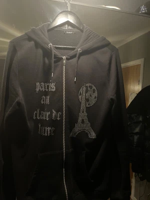 Blinglucid hoodie - Riktig fet blinglucid hoodie som e i väldigt bra skick och bra pris, köptes för 1200 men säljer för 400 kr. Riktigt Clean. Passar både M men även S 