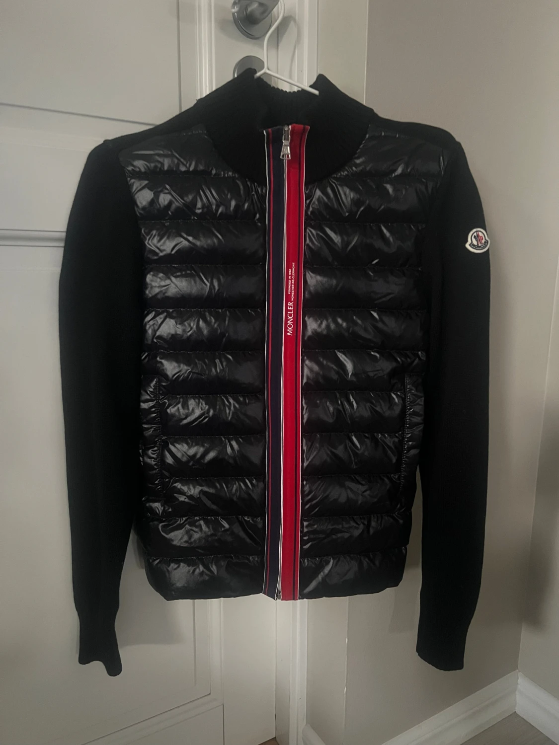 Svart Moncler pufferjacka med stickade ärmar