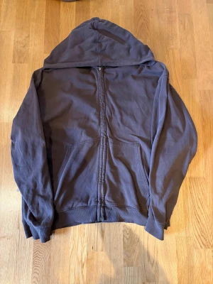 Mörkbrun zip hoodie med dragkedja från Weekday - Säljer min mörkbruna zip hoodie från weekday. Riktig nice baggy oversized passform.