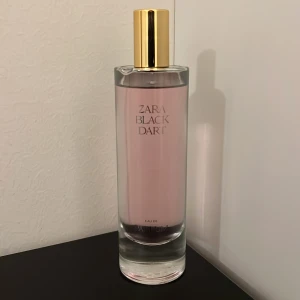 Zara Black Dart Eau de Parfum - Trendig parfym från Zara med stilren design och guldig detalj. Perfekt för dig som vill sticka ut med en modern touch. Eau de Parfum för en mer långvarig doftupplevelse.