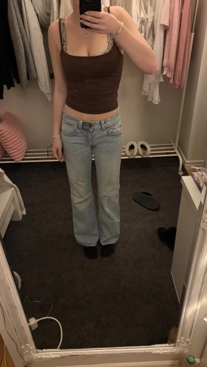 Blåa jeans från Gina - Ett par blåa lågmidjade jeans från Gina, skit snygga med fickorna☺️används inte numera därför jag säljer dom