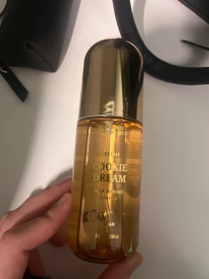 Cookie Dream Hair & Body Mist - Cookie Dream Hair & Body Perfume Mist från H&M. Vegansk formula med noter av milk, almond och vanilla. Volym: 100 ml. Ingredienser: Parfum, vanillin, m.fl. Perfekt för dig som vill ha en söt och fräsch touch i vardagen.