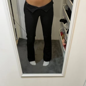 Bootcut kostymbyxor - Svarta kostymbyxor från gina, skulle säga att dom är midrise men jag brukar vika ner dom så dom blir låga och dom är köpta för 400💘💘