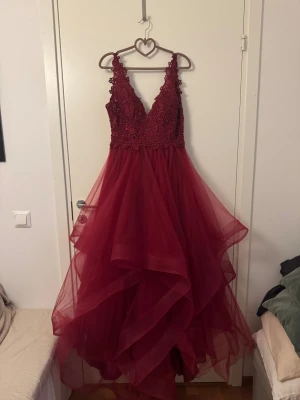 Balklänning! - Säljer min fina balklänning som kom till användning i somras. Den är i jätte fint skick för den har bara använts 2 gånger. Pris kan såklart diskuteras!💗❤️