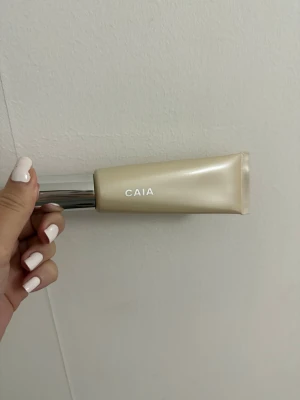 CAIA highlighter  - LIGUID HIGHLIGHTER från caia i färgen bronzed beach, använd endast 1 gång 