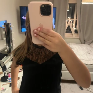 Spets topp - Säljer denna jättefina blus/topp ifrån hm. Storlek 36 men passar även 38. Helt slutsåld. Använd ca 5 gånger så är i bra skick. Pris kan diskuteras❤️