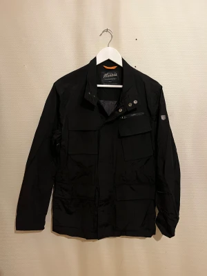 Svart Morris Fieldjacka  - Säljer denna sjukt snygga fieldjackan från Morris⭐️ Färgen är svart och storleken är S✅ Den har inga defekter och skicket är utomordentligt🙌🤝 Sjukt najs passform och passar perfekt till hösten🍁🙌 Tveka inte på att höra av er dig vid minsta fråga eller fundering😊