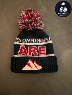 Åre mössa - Lite schysstare Åre mössa säljs, köpt i Åre! Sparsamt använd och inga defekter. Riktigt trendig färg, passar både tjejer och killar. Tveka inte på att ställa frågor! 🙌