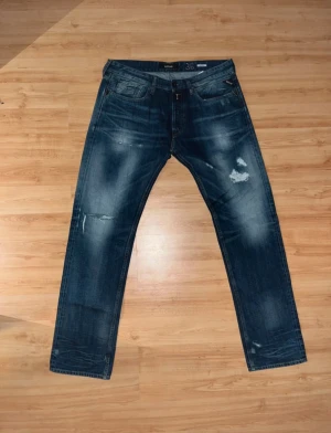 Replay Jeans Newbill - Säljer ett par Replay Newbill jeans i mörkblå tvätt med slitningar och snygga detaljer. Passform skulle jag säga är straight, W36 L34. Vid smidig affär kan jag gå ner i pris 🏆 