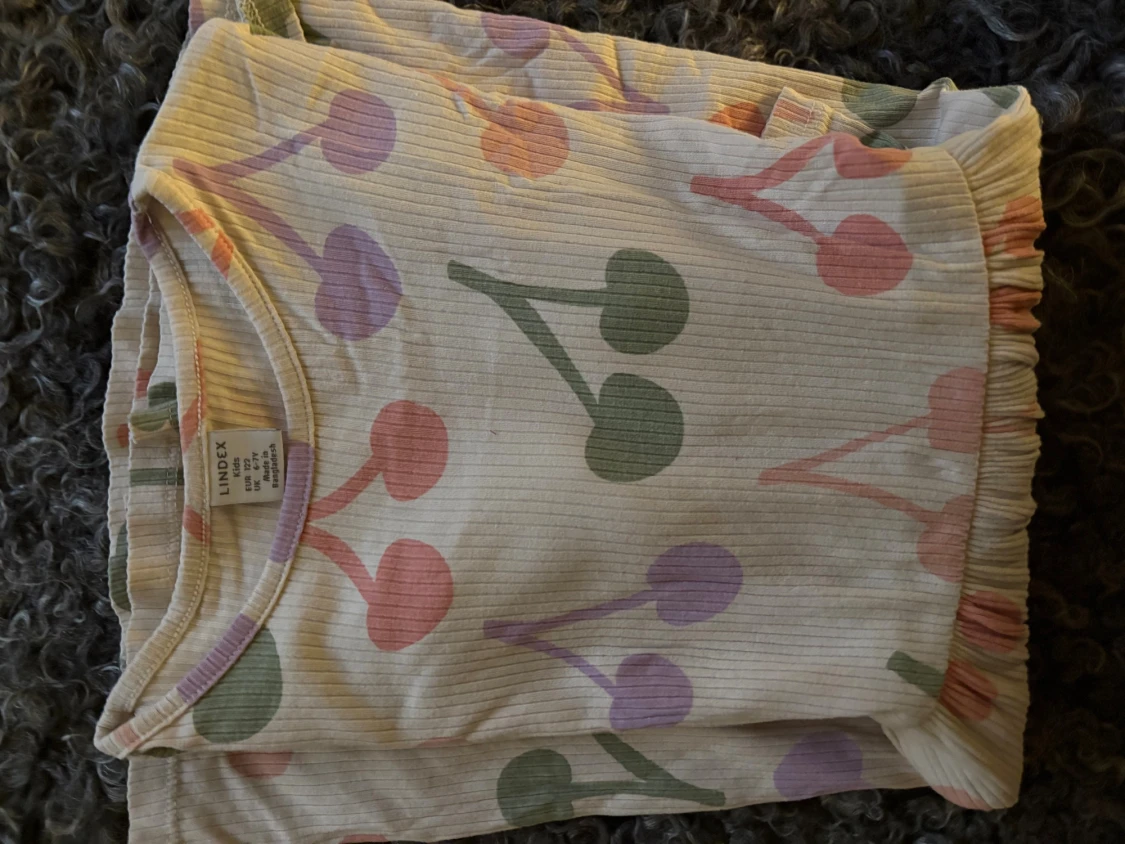 Klänning från Lindex med körsbärs print - 2