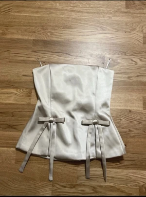 Champagnefärgad topp - Champagnefärgad topp från Zara i strl M. Nytt skick!