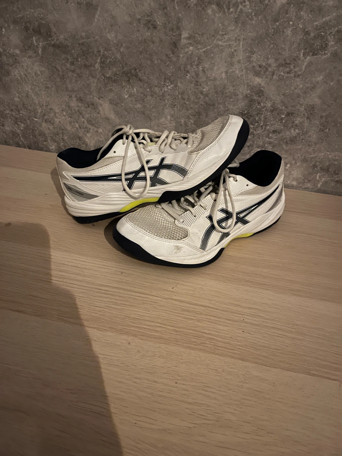 Vita Asics träningsskor storlek 42 - 1