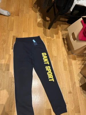 Gant byxor - Mörk blå gant byxor aldrig använda, 158-164