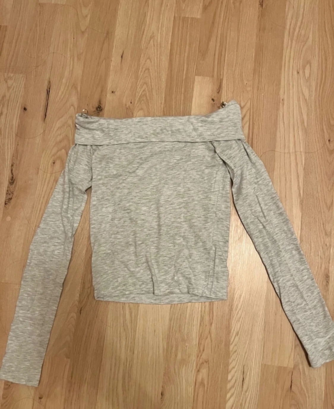 Ljusgrå offshoulder från subdued - 1