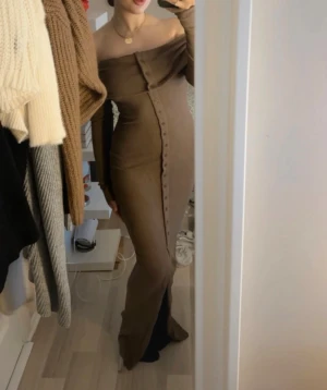 Offshoulder klänning - Jätte fin klänning som formar kroppen otroligt, men tyvärr kommer den inte komma till användning. Aldrig använd endast testad i bild. Klänningen är stor i storleken är annars vanligtvis S