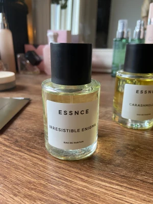 Irresistible Enigma 50ml EdP - Populär parfym från ESSNCE med namnet Irresistible Enigma. Flaskan rymmer 50ml Eau de Parfum. Perfekt för dig som vill sticka ut och addera en trendig touch till din stil. Luktar som Prada parfymen original. 