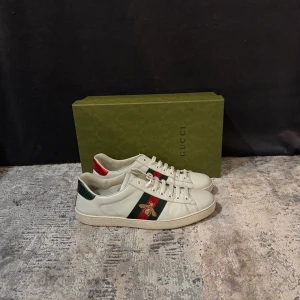 Gucci ace skor - Hej, säljer dessa Gucci ace skor | Storlek: 9 | Passar: 44 | Skick: Bra | Kommer bra Box | Tveka inte att höra av dig vid frågor eller funderingar😊