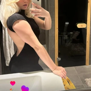 Svart tight body. - Säljer en svart tight kroppsbody med öppen rygg och korta ärmar. bodyn har en snygg, figurnära passform och är perfekt för dig som vill sticka ut. Materialet känns mjukt och följsamt mot kroppen. Perfekt för en kväll ute! köpt på bodsy för 1000kr