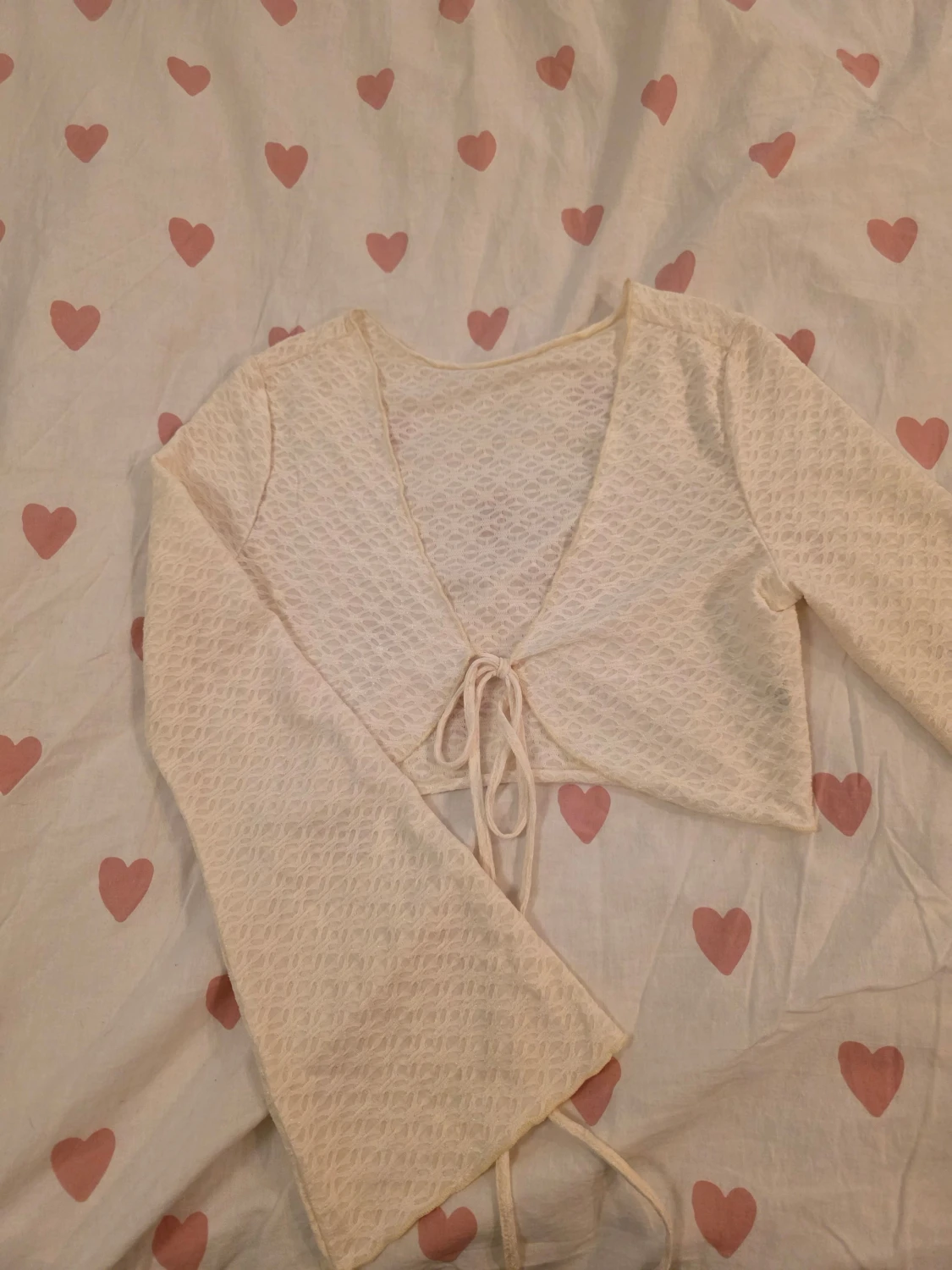 Krämvit bolerotopp med knyt och mönster - 1