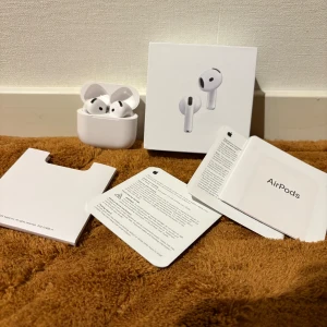 Apple AirPods 4 - Säljer ett par Apple AirPods 4 med originalförpackning och manualer. Hörlurarna och laddningsetuiet är i fint skick utan synligt slitage. Trådlös laddning och enkel anslutning till Apple-enheter. Perfekt för musik, samtal och träning.