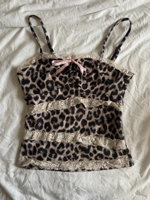 Leopardmönstrat linne  - Leopardmönstrat linne med ljusrosa spets och rosett🎀 Justerbara axelband. Inga defekter, knappt använt. Storlek S💕