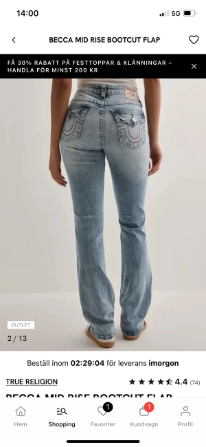 True Religion ljusblå bootcut jeans - Snygga ljusblå jeans från True Religion med bootcut passform och slitna detaljer på benen. Jeansen har klassiska fickor med lock och dekorativa sömmar bak, samt en midwaist som sitter skönt. Perfekt för dig som gillar en avslappnad och trendig look.