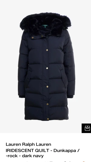  Lauren Ralph Lauren dun kappa / jacka Stl s - Fin  dunjacka från Lauren Ralph Lauren med fluffig fuskpäls på huvan, guldiga RLL-detaljer och dragkedja. Jackan är lång, har två fickor framtill och quiltad design som håller dig varm hela vintern. Marinblå . Det är några stygn av fickan som släppt inget som påverkar eller syns se bild 3, övrigt jättefint skick. Nypris 3900;-