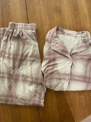 Pyjamas i bommul - Tyvärr för liten därför ingen bild på! Jättemysig och så fin rosa! 💕 
