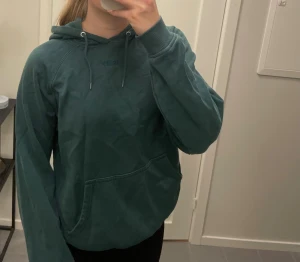 Hoodie från stay! - Otrolig grön färg och väldigt härligt material på insidan! 🤍