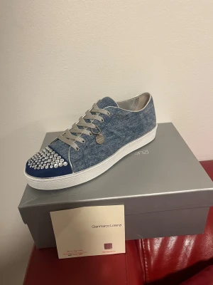 Gianmarco Dam Skor - ✨ Exklusiva Gianmarco Lorenzi dam skor – i mycket fint skick! ✨ Säljer ett par eleganta och lyxiga skor från Gianmarco Lorenzi, kända för sin italienska design och höga kvalitet. Skorna är i bra skick, väl omhändertagna och redo för en ny ägare. Ett perfekt val för dig som vill ha exklusiva designerklackar till ett riktigt bra pris.  📩 Skriv gärna om du har frågor eller vill se fler bilder! Nypris ligger på runt 2900