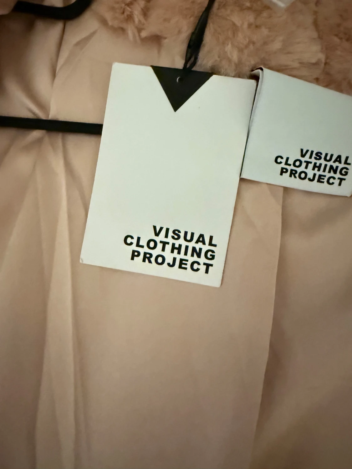 Ljusrosa pälsjacka från Visual Clothing Project - 3