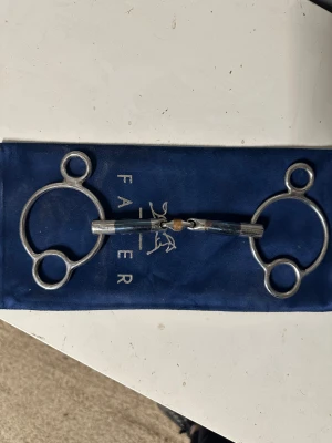 Bett från Fager - Bett från Fager. Enbart ridet på en gång, då det var för stort för min häst. Modell ”Gustav Sötmalm 2,5 ringar”. Storlek 125cm. Nypris: 1200kr