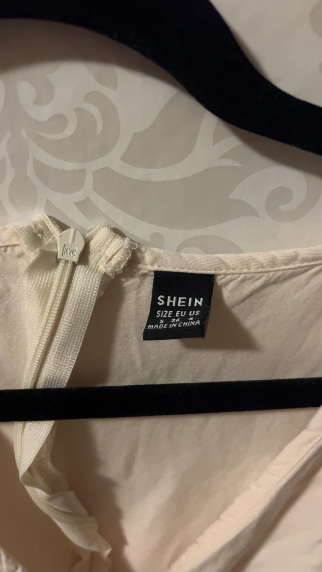 Beige blus med spets och volang - 6