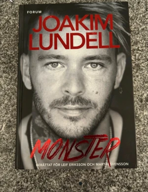 Monster - En bok med starkt svartvitt omslag och röd text, berättad för Leif Eriksson och Martin Svensson. Perfekt för dig som gillar personliga berättelser och vill läsa något som sticker ut. Passar unga vuxna som söker inspiration och spänning.