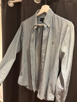 Ralph Lauren Skjorta - Ralph Lauren Skjorta. Storlek S. Skick 8/10. Nypris 1500, mitt pris 229. Hör av dig vid frågor o funderingar!