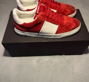 Valentino flycrews 40,5 - Valentino flycrews 40,5 | passar 41-42 | 1 nit tappad | jättebra skick | Box medföljer | Hör av er 