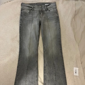 Grå bootcut jeans från Bershka - Snygga grå Lowwaist bootcut jeans från Bershka med dubbla knappar i midjan, aldrig andvända ❣️