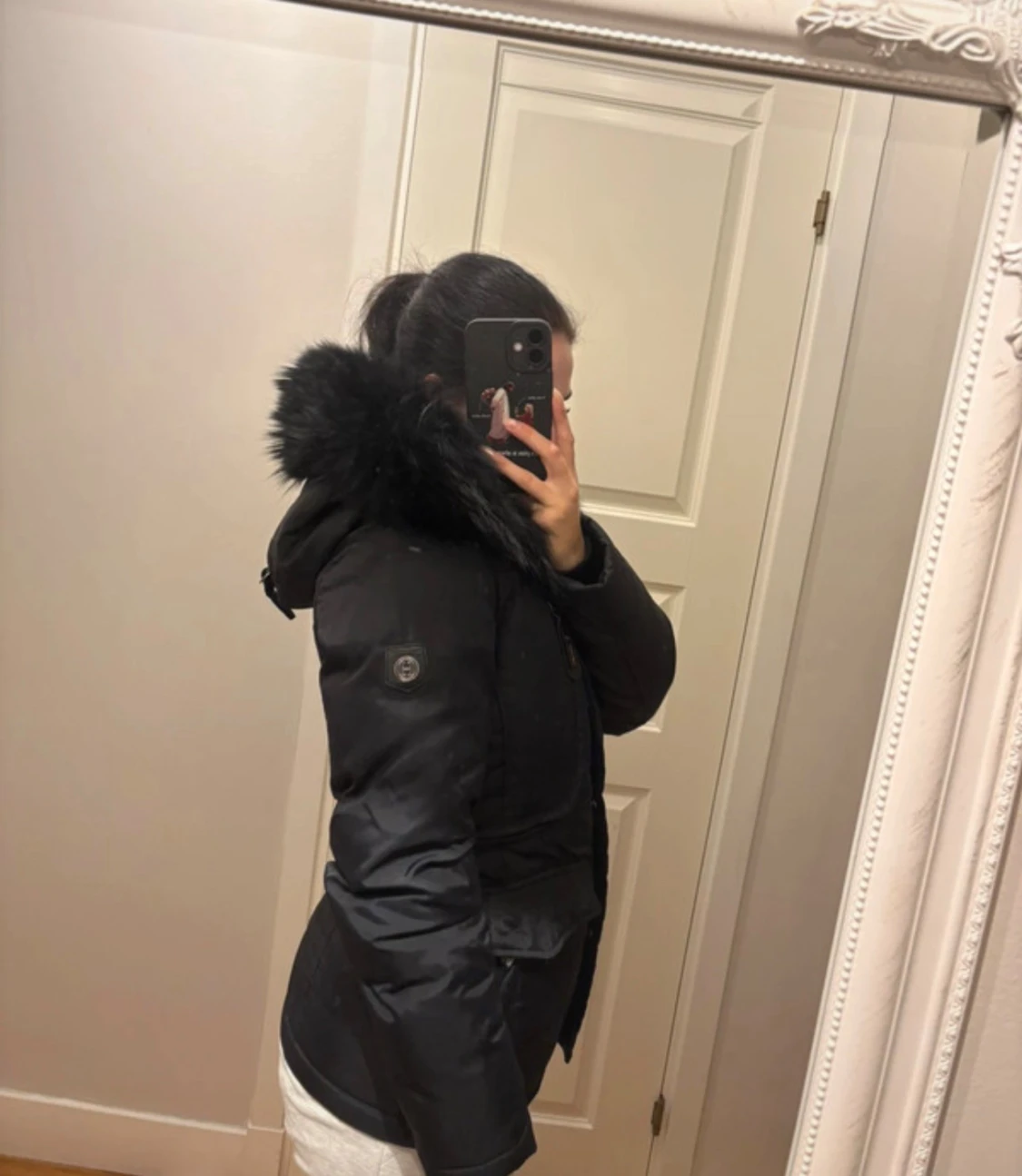 Svart pufferjacka med pälsluva - 2