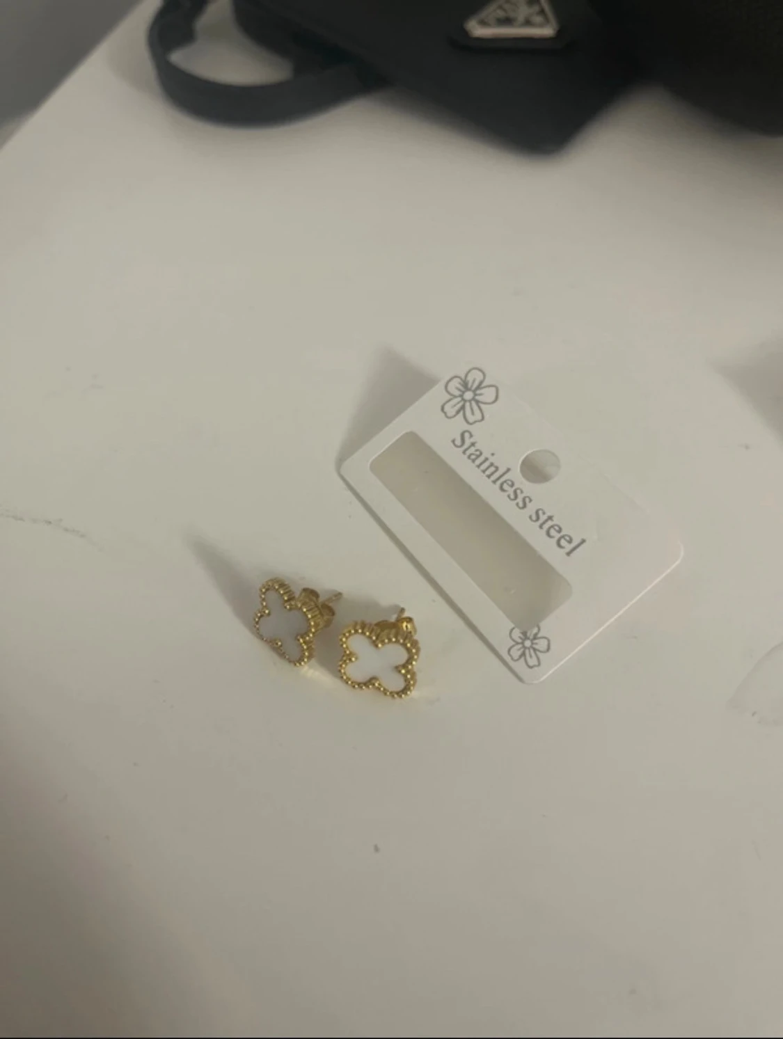 Guldiga örhängen i klöverform