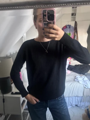 Svart kashmirtröja från Soft Goat - En svart, klassisk tröja från Soft Goat i 100% kashmir. Tröjan har lång ärm, ribbade muddar och en clean, tidlös look som är enkel att matcha med allt. 